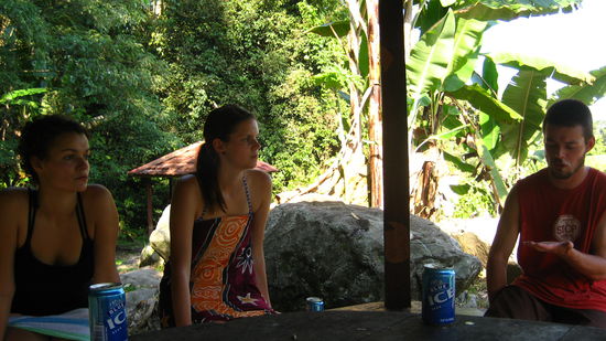 Ich glaub da hat der Erik wieder seine Weltverbesserungs- und Politikweisheiten von sich geredet, ich fands lustig, wie "begeistert" die Maedls zuhoehrten...