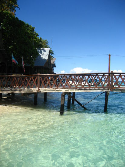 Der Hauptstrand von Sipadan, wo ein paar Militaermaxeln den ganzen Tag herumsitzen (kann mir auch beschissenere Jobs beim Militaer vorstellen) und ein paar Einheimische wohnen