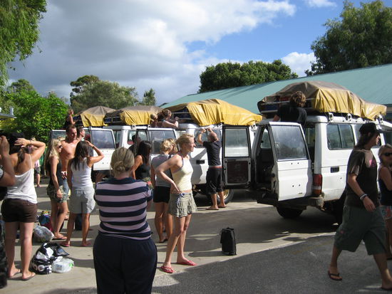 vor der Abfahrt
(allerdings blieben die vielen Fahrzeuge auf der Insel nicht zusammen...gottseidank)