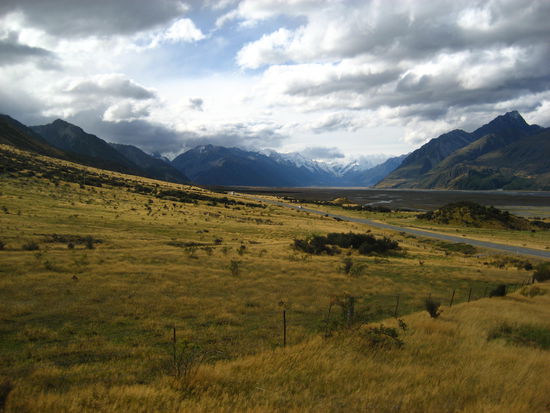 das ist schon im Tal zum Mt.Cook. Dieses Gold ist einfach unbegreiflich schoen!