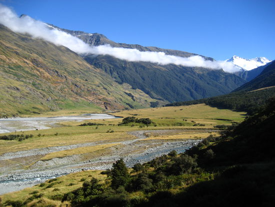 Das ist das groessere Tal. Man biegt dann nach rechts in ein schmaeleres Tal Richtung Rob Roy ein