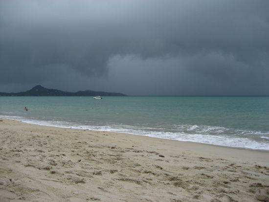 auf unserem Strand (Hat Lamai) mit herannahendem Gewitter, die dort nicht selten vorkamen