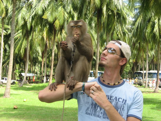 Mischa mit einem huebschen, dressierten Affen (gleich und gleich gesellt sich gern! 