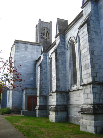 eine anglikanische Kirche auf einem Huegel im Stadtzentrum