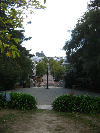 und der Blick hinunter von diesem Huegel...