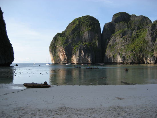 Maya Bay "The Beach" leider bei Ebbe und schon zu spaet fuer Sonne, aber echt eine gelungene Kulisse!