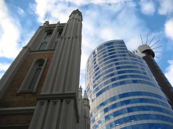 auch hier Gegensaetze zwischen alten Kirchen und modernen Hochhaeusern