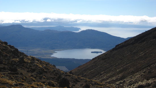 nach der letzten Kante sieht man bis zum Lake Taupo.
Auf dieser Seite gehts dann bis ins "Tal".