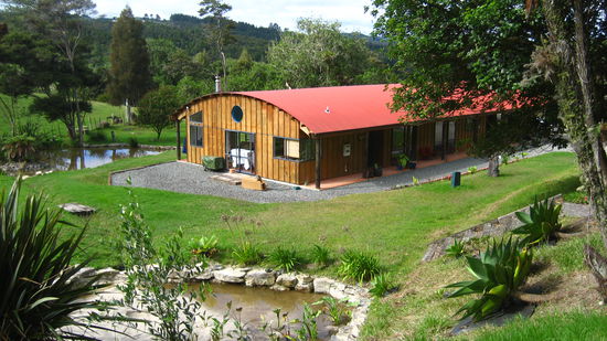 Das unglaublich schoene und angenehme Hostel in der Naehe von Whairanga (oder wie dieser Ort heisst) (little earth lodge)