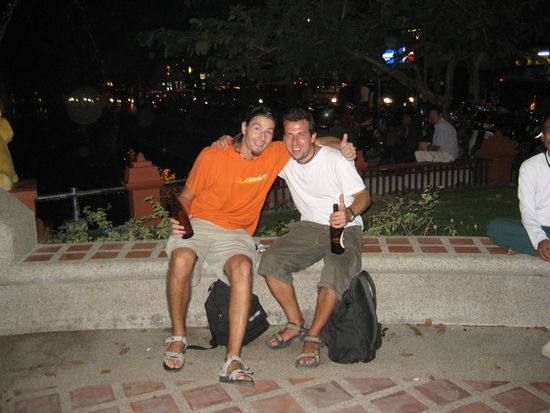 After-shopping-Bier im Park