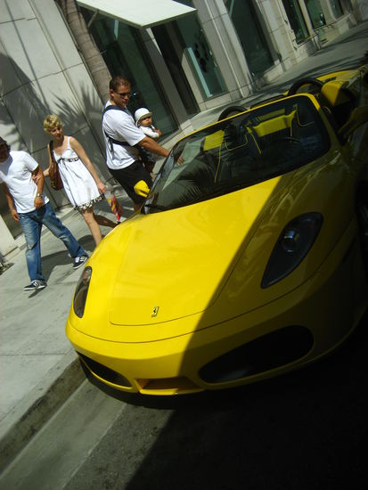 netter Ferrari am Rodeo Drive