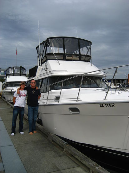 Vater und Sohn vor ihrem Boot