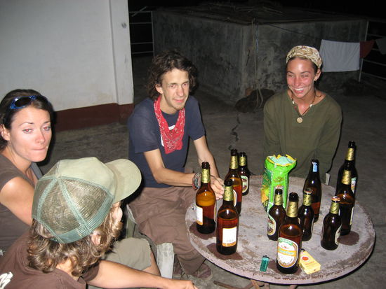 1. Abend auf dem Dach unseres Guesthouses. v.re.n.li.: Rebecca (USA), Rob, Nicole und Travis (alle CAN)