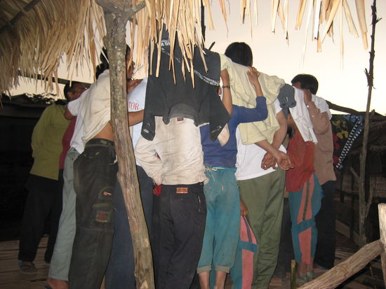 Irgendwo in der Mitte dieser Menschentraube fuehrt Eric gerade ein paar Kartentricks vor, man sieht die Resonanz sehr deutlich