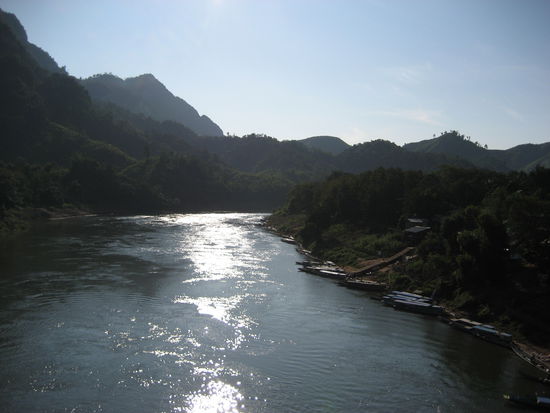 Nong Kiaw am Spaetnachmittag (wir naechtigten auf der linken Seite des Flusses, von hier startete am naechsten Tag das Boot nach Luang Prabang)