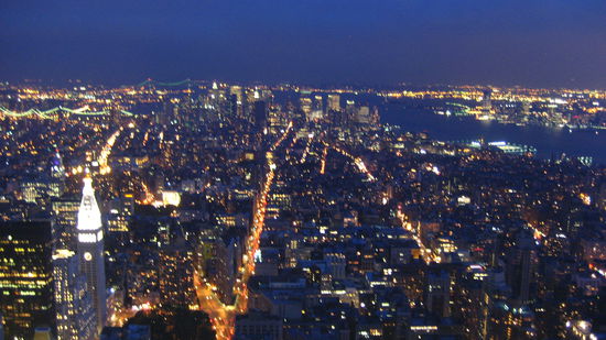 im Hintergrund Downtown Manhattan