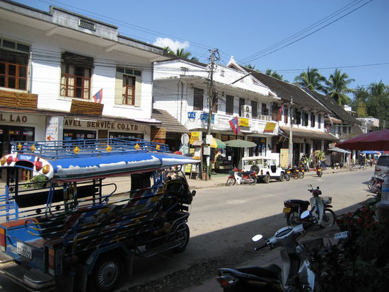 Die Hauptstrasse auf der "Mekong-Halbinsel" in Luang Prabang