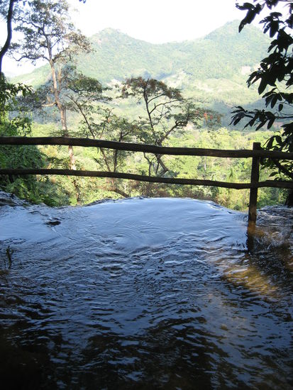 Aussicht von ganz oben. Ein Stueck weiter unten war dann der Pool...