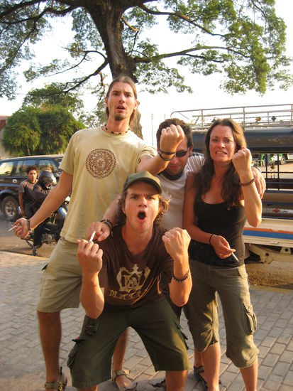 Die Canaustrian-Crew hoffentlich nicht zum letzten mal komplett vereint (?)
Irtgendwie hab ich da das falsche Foto erwischt, da schauen alle ziemlich bescheuert...egal...