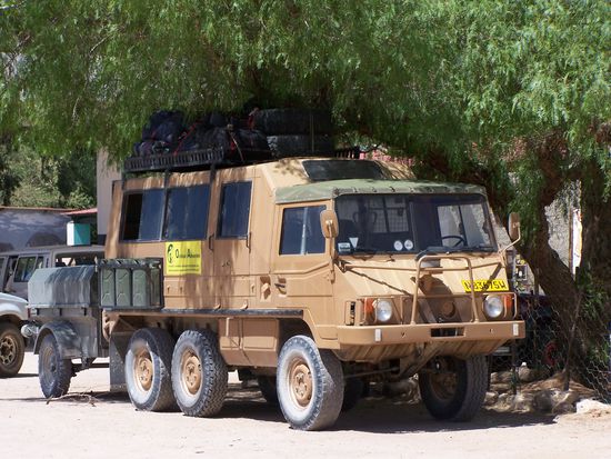 Das ist "Pinzi" ! Mit was für extravaganten Vehikeln man doch Namibia durchqueren kann...hat es schon mal jemand im Rolls Royce versucht ?