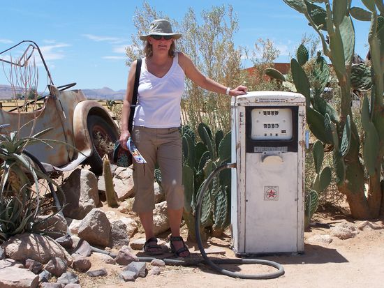 ...und November 2006. Der Hut ist eindeutig besser und es herrscht jetzt offenbar eine größere Affinität zur Zapfsäule!