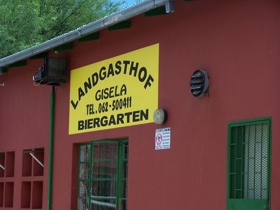 Es ist wirklich gut, aber O-Ton eines Namibiers: "Man muß dem Küchen-Ovambo in den Arsch treten, sonst wartet man ewig auf´s Essen." So ein Spruch kommt nicht von mir !!!