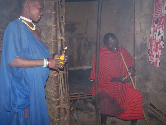 Im noch hellen Eingangsbereich einer Massai-Hütte...