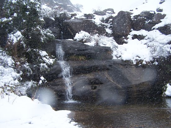 Ein kleiner Wasserfall im Schnee