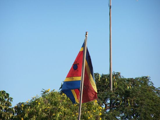 Die schöne Flagge Swazilands tat mir nicht den Gefallen, fotogen zu wehen..