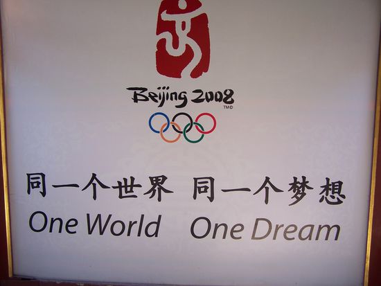 Und außerdem befand ich mich in der Gastgeberstadt der nächsten olympischen Spiele. Das war überall in der Stadt unübersehbar...