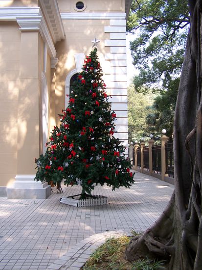 Weihnachtsbaum vor der Kirche der Jungfrau von Lourdes auf Shamian Island