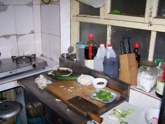Äh, nun ja. Dies ist die Küche. Sie war klein und ööh..., naja, also..schluck..., meine sieht anders aus, aber hier gab´s auf der anderen Seite auch eine Microwelle, die gibt´s bei mir nicht..also, okay, gewöhnungsbedürftig !