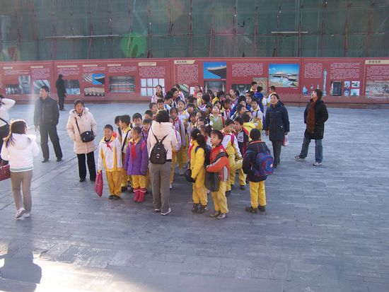 Schulklasse bei Anschauungsunterricht chinesischer Geschichte..