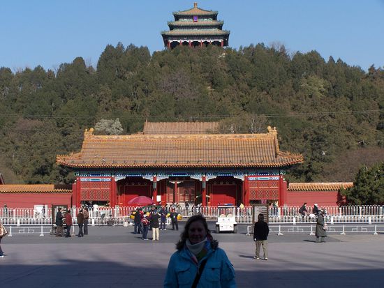 Ende der Verbotenen Stadt mit Kohlehügel im Hintergrund.