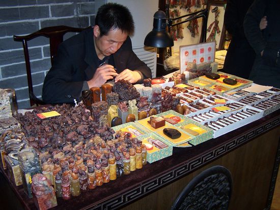 Welcher Tourist hat China je verlassen, ohne handgeschnitzten Namensstempel mit Tierkreiszeichen obendrauf ? Ich bin im Jahr des Affen geboren...