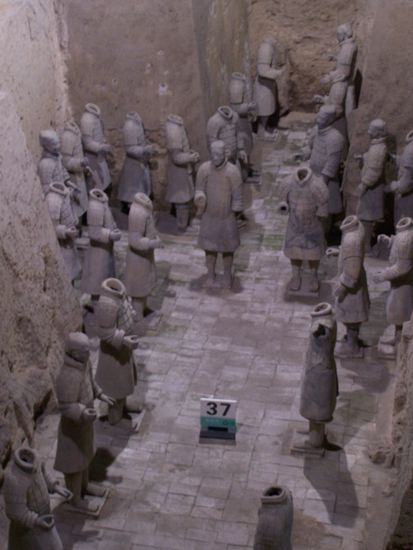 Die Generäle und hohen Beamten finden sich hier in pit 3