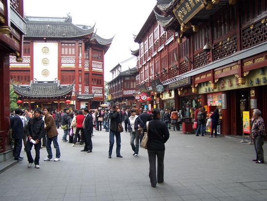 Die wunderschön zurechtgemachte Altstadt Shanghais mit Touristenrummel