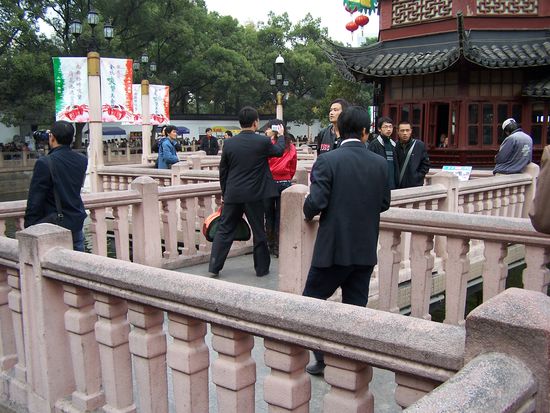 Böse Geister können Brücken nur geradeaus überqueren - im Zickzack kommen sie nicht rüber ! Deswegen sind Zickzack-Brücken so wichtig !