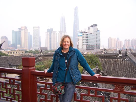 Auf der Dachterrasse eines Teehauses mit einem ersten Blick auf die grandiose Skyline dieser Stadt.