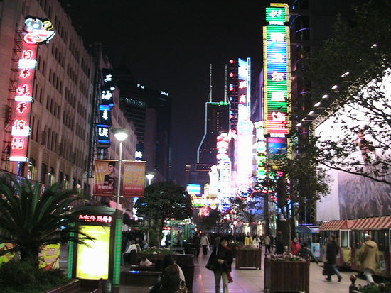 D i e Einkaufsstrasse der Stadt: Nanjing Road !