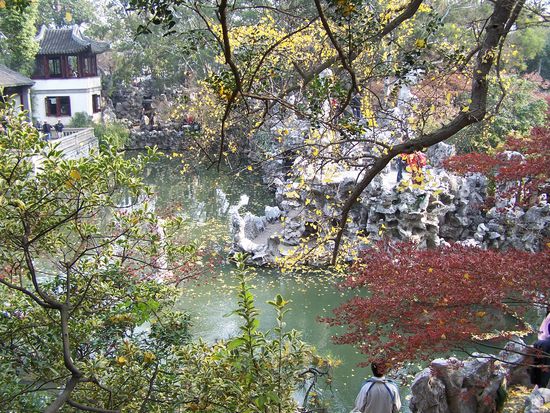 Das Gestein ist in Wirklichkeit ein Irrgarten - man kann durch viele Gänge, Tunnel und Brücken darin herumklettern !