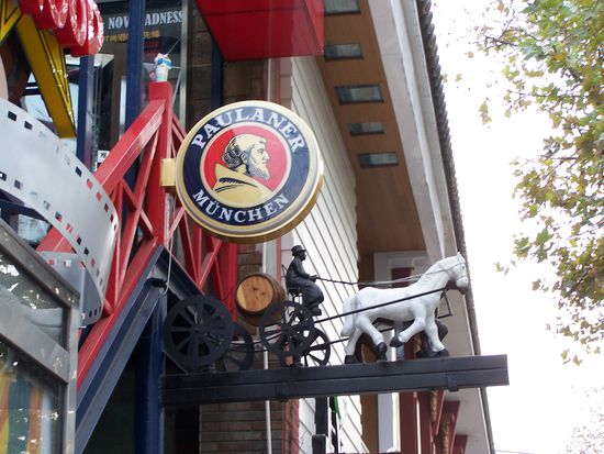 Beim nachmittäglichen Bummel stieß ich auf dieses Schild und ging der Sache auf den Grund: Es gab Frankfurter Würstchen hier !!!