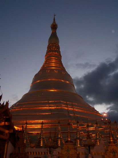 Shwedagon im Abendlicht - so gold, als würde sie brennen...