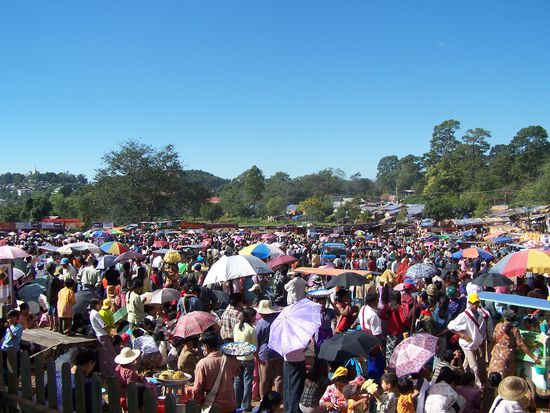 Der Festplatz am frühen Nachmittag - bereits gerammelt voll.