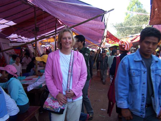 Man tat gut daran, seine Tasche festzuhalten im Gedränge. Nicht nur einmal bemerkte ich, wie jemand nach meiner Tasche langte !