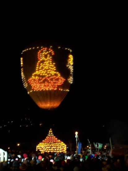 Da steckt Arbeit drin ! Ballon mit Buddha und angehängter Pagode.