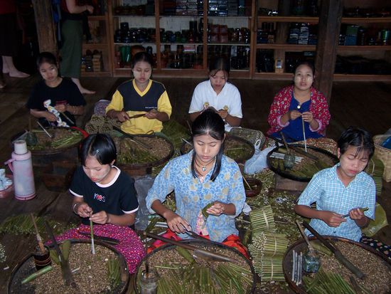 Mädchen bei der Zigarettenherstellung.