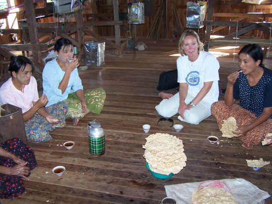 Teepause mit Bohnencrackern in einer Weberei