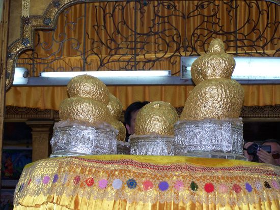 Dies ist ein Heiligtum und es sind Buddhafiguren - als solche nicht mehr zu erkennen, weil so mit Blattgold beklebt.