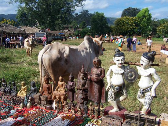Quirliger Markt - die Souvenirs direkt vor den Kühen aufgebaut